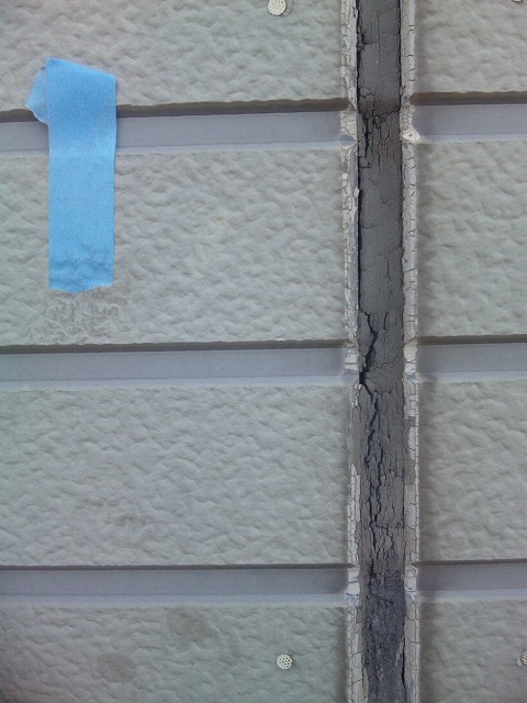 目地のシーリングが割れている